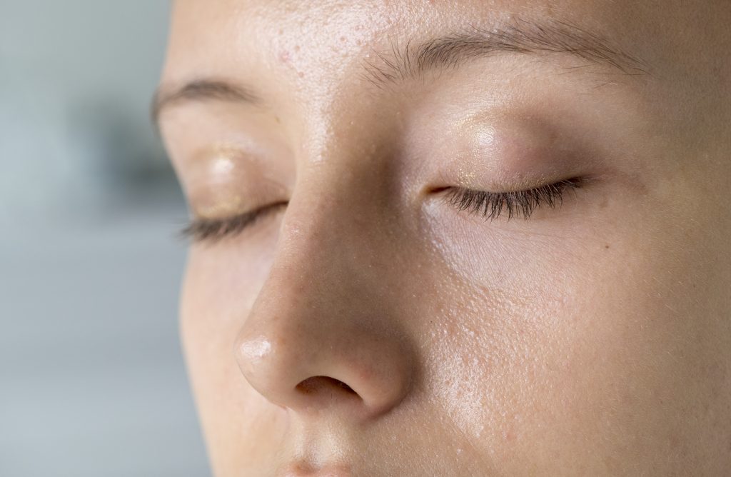 niacinamide helps tighten large pores and uneven skin tones